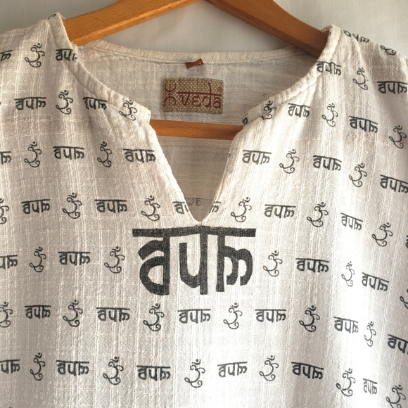 Veda Long Sleeve White and Black V-neck Top, Size: Lg. - Picture 3 of 9